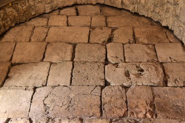 JERUSALEM - NOV 15 2022: Batı Duvarı 'ndaki en kutsal yer. Yahudiliğe göre yaratılış başladığı ve İbrahim' in İshak 'ı kurban etmeye hazırlandığı yer olan Stone Vakfı' na geçiş yeri..