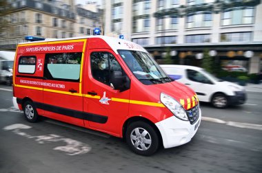 PARIS - NOV 30 2022: Paris, Fransa 'da hareket halinde olan Fransız itfaiye teşkilatının ambulansı. Yerel itfaiye ekipleri de tıbbi çağrılara cevap veriyor ve ambulans gönderebiliyor..