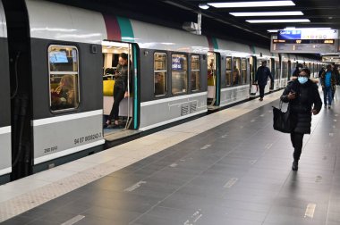 PARIS - NOV 30 2022: Paris, Fransa 'daki bir tren istasyonunda SNCF treni..