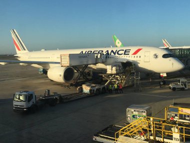 PARIS - NOV 01 2022: yer ekibi Air France uçağını kargoyla yüklüyor. Air France, 78 ülkede 175 hedefe dünya çapında planlanmış yolcu ve kargo hizmetleri sunmaktadır..