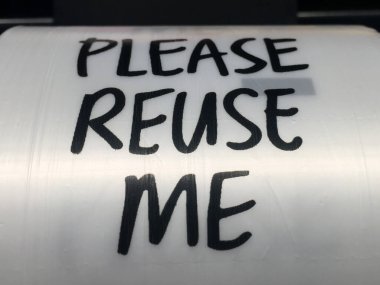 BRISBANE - DEC 06 2022: Lütfen süpermarketteki naylon poşet rulolarında beni tekrar kullanın. Zıplama torbaları deniz kaplumbağaları ve deniz kuşları gibi yutabilen ya da onlara dolanabilen deniz kuşlarına zarar verebilir..