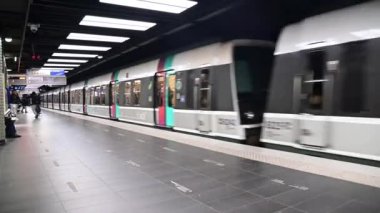 PARIS - NOV 30 2022: Paris, Fransa 'da SNCF tren şoförü. Fransa 'da her gün yaklaşık 14 bin SNCF treni kullanılıyor..