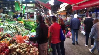 TEL AVIV - NOV 24 2022: İsrailli insanlar Tel Aviv 'deki Carmel Market' ten taze ürün satın aldılar. İsrail 'de yaşamanın maliyeti, ortalama olarak, ABD' dekinden% 8,72 daha yüksek..