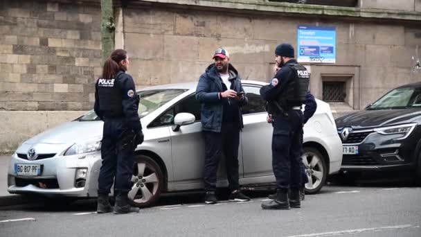 2022年11月30日 法国武装警察在巴黎逮捕了一名嫌犯 法国国家警察是法国主要的民事执法机构 主要管辖城市和大城市 — 图库视频影像