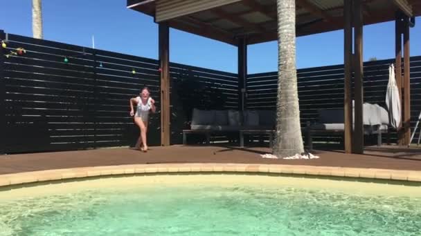 Lassú Mozgás Happy Girl Female Age Jumping Swimming Pool Summer — Stock videók