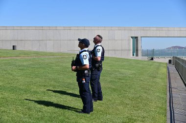 CANBERRA, ACT - MAR 16 2023: Avustralya Federal Polisi Canberra Capital Hill Parlamento Binası 'nı koruyor. 2015 'ten beri, Avustralya Federal Polisi saldırı tüfekleri ile silahlandı..