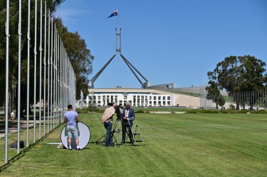 Canberra, ACT - MAR 16 2023: Canberra Capital Hill Parlamento Binası 'nda siyasi haberleri yayınlayan televizyon ekibi. 2022 yılında Avustralya 'nın yaklaşık yüzde 42 