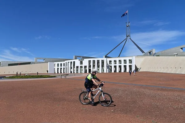 Canberra Act Mar 2023 澳大利亚联邦警察自行车卫士堪培拉首都山议会大厦 澳大利亚首都直辖区负责提供警务服务的澳大利亚首都直辖区警察 — 图库照片