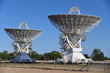 NARRABI, NSW - MAR 03 2023: Narrabri NSW yakınlarındaki iki radyo teleskop anteni, Avustralya Teleskop Kompakt Dizisi, yıldız oluşumunu gözlemleyin, yıldızların son aşamaları, süpernovalar ve manyetik alanlar yaşar.