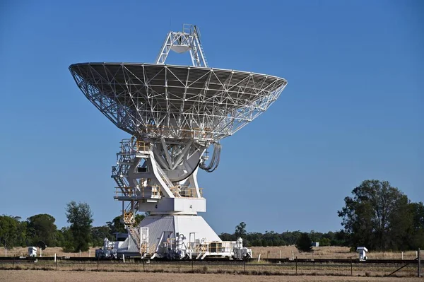 Narrabi Nsw Mar 2023年 オーストラリアのNswの近くにある1つの電波望遠鏡アンテナコンパクトアレイは 星形成を観察し 星の寿命 超新星および磁場の後期段階を観察します — ストック写真