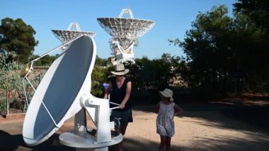 Narrabri NSW yakınlarındaki Teleskop Kompakt İstasyonu 'na yıldız oluşumunu gözlemleyen Avustralya aile ziyareti, yıldızların son aşamaları, süpernovalar ve manyetik alanlar..