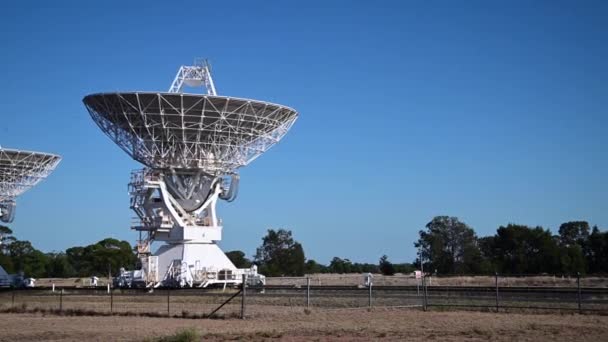 Две Антенны Радиотелескопа Вблизи Narrabri Nsw Австралийского Телескопа Компактный Массив — стоковое видео