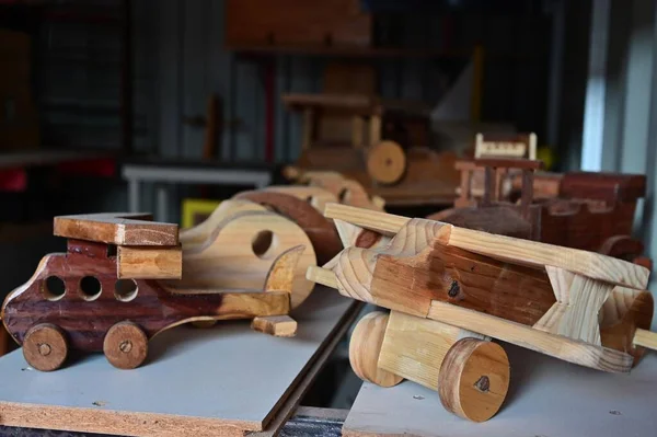 Старые Деревянные Игрушки Полке — стоковое фото