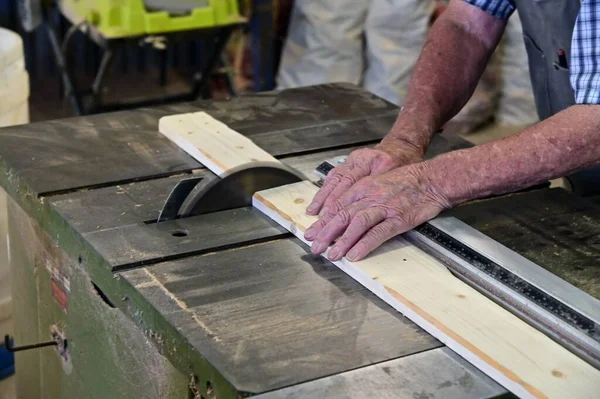 Close Carpenter Hands Cut Wooden Plank Wood Cutting Machine — Stock Photo, Image
