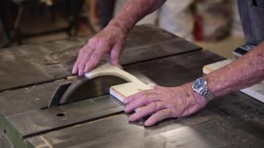 Marangoz elleriyle ahşap kesme makinesiyle tahta kesme makinesini kapatın.