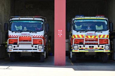 DUBBO, NSW - MAR 07 2023: İki itfaiye aracı alarm durumunda. NSW parklarında başlayan yangınların başlıca iki nedeni yüzde 38 kundaklama ya da şüpheli nedenler yüzde 18.