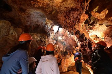 WELLINGTON, NSW - MAR 07 2023: Wellington Mağarası 'ndaki ziyaretçiler Wellington, New South Wales, Avustralya yakınlarındaki bir grup kireçtaşı mağarası. 2005 yılı itibariyle mağaraları yılda 50.000 'den fazla insan ziyaret ediyor..