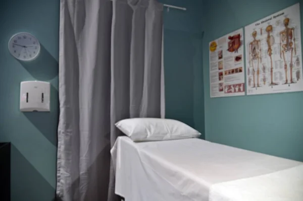 Zamazany Obraz Pustej Kliniki Szpitalnej Wnętrze Sypialni Pacjenta — Zdjęcie stockowe