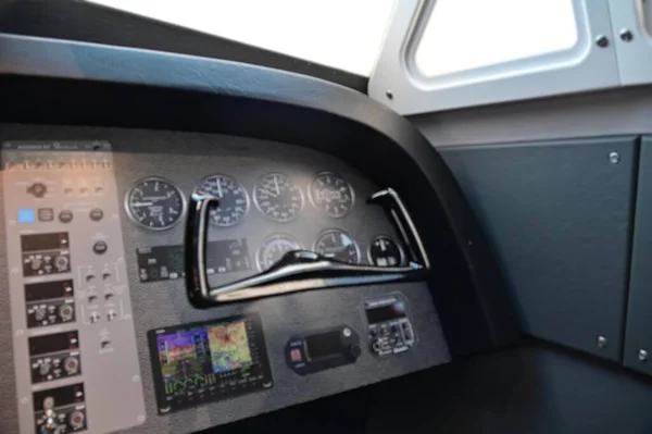 空のパイロットコックピットフライトデッキの内部のぼやけたイメージ — ストック写真