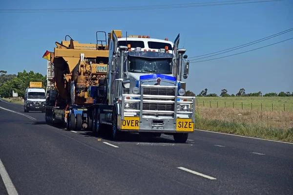 Dubbo Nsw Mar 2023 超大卡车运载采矿机械 2019 20年间 采矿业为新南威尔士州经济注入了150亿美元 同时为该地区数万人提供了就业机会 — 图库照片
