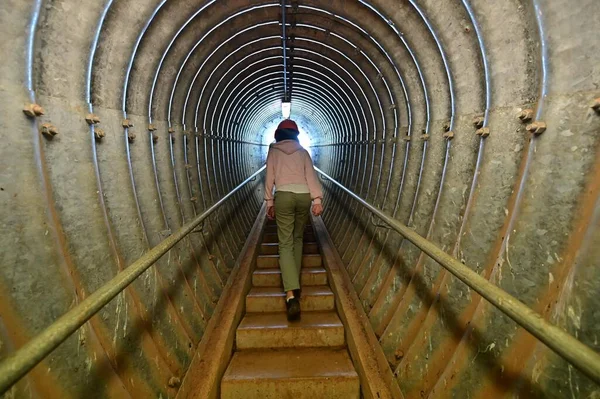 Vue Arrière Une Personne Montant Tunnel Souterrain — Photo