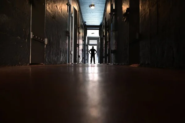Silhouette Une Personne Marchant Dans Lumière Bout Couloir Sombre — Photo
