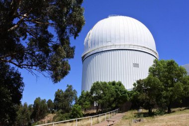 COONABARABRAN, NSW - MAR 05 2023: The Anglo-Australian Telescope at Siding Spring Observatory near Coonabarabran, New South Wales, Avustralya.