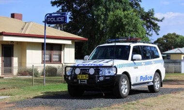 TOORAweENAH, NSW - MAR 04 2023: Yeni Güney Galler Polis Gücü 4WD aracı. NSW Polis Gücü 21.455 çalışanı, 432 polis karakolu, 3.300 araç, 52 tekne, 9 uçak ve 5 milyar AUD bütçe işletiyor.