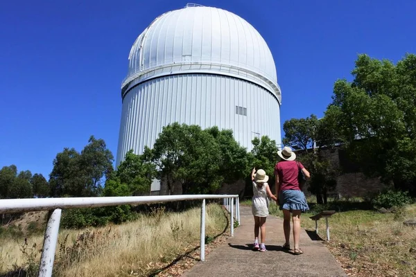 Coonabarabran Nsw Mar 2023 Ausztrál Családi Látogatás Angol Ausztrál Teleszkópon — Stock Fotó