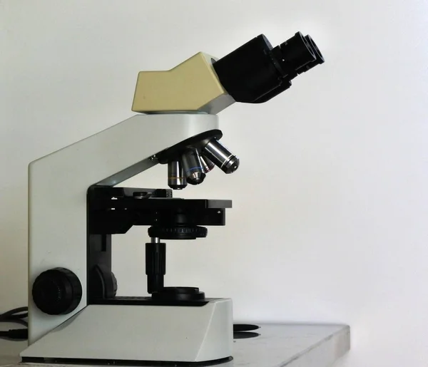 Microscopio Strumento Laboratorio Utilizzato Esaminare Oggetti Troppo Piccoli Essere Visti — Foto Stock