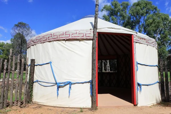 Una Tradizionale Yurta Mongola Una Tenda Rotonda Portatile Coperta Isolata — Foto Stock