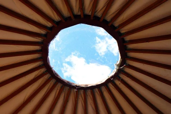 Otwarty Dach Tradycyjnej Mongolskiej Jurty Przenośny Okrągły Namiot Pokryty Izolowany — Zdjęcie stockowe