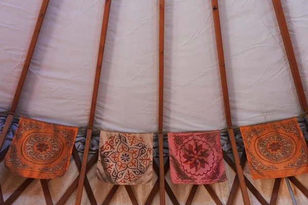 伝統的なモンゴルのパオの装飾された壁は ポータブルで丸みを帯びたテントを覆い 皮膚やフェルトで絶縁し 伝統的に中央アジアの遊牧民グループの住居として使用されますモンゴル — ストック写真