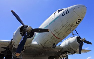 MOREE, NSW - MAR 01 2023: Douglas C-47 Skytrain 'in düşük açılı görüntüsü. Yaklaşık 100 farklı ülke silahlı kuvvetleri C-47' yi, üretilen uçağın 60 'tan fazla varyasyonuyla işletti..