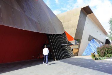 CANBERRA, ACT - MAR 14 2023: Avustralya Ulusal Müzesine Giriş, 1788 yılından bu yana 50.000 yıllık Yerli mirası, yerleşim yeri ve modern Avustralya tarihinde önemli olaylar.