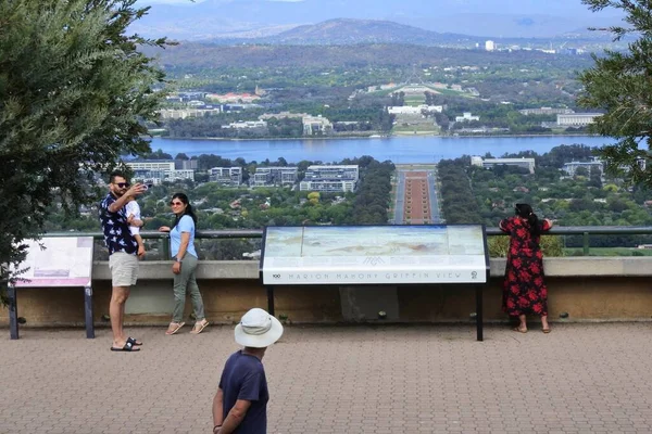 Canberra Act Mar 2023年3月14日 オーストラリアの観光客は オーストラリア首都圏のキャンベラの空中風景を見ています オーストラリア最大の内陸都市であり オーストラリア第8位の都市である — ストック写真