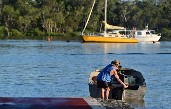 Tin Can Bay Qld April 2023年 漁船を進水させるオーストラリアの現役高齢者約125万世帯にモーターボートまたはスピードボートがあり 約166000人にセーリングボートがあります — ストック写真