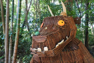 YANDINA, QLD - 13 Nisan 2023: ormandaki Gruffalo canavarı. Gruffalo kitabı 13 milyondan fazla sattı. Çocuk edebiyatı dalında çeşitli ödüller kazandı. Hatta Oscar ödüllü animasyon filmi bile aldı..