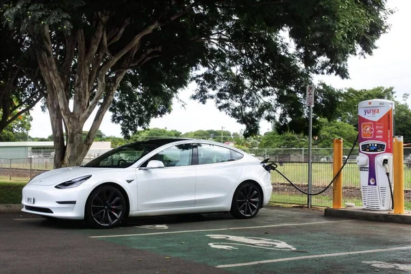 Чайлдерс Qld Apr 2023 Автомобиль Tesla Подключен Быстрому Зарядному Устройству — стоковое фото