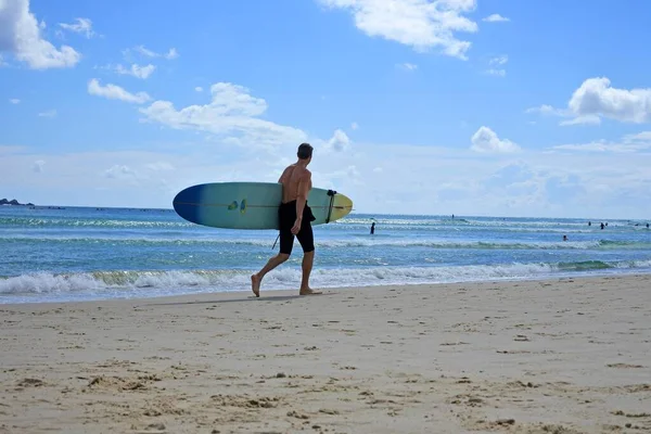 Byron Bay Nsw Rp02 2023 澳大利亚新南威尔士州拜伦湾海滩上的澳大利亚成年男子将冲浪 这个受欢迎的旅游胜地吸引了来自世界各地的冲浪爱好者 — 图库照片