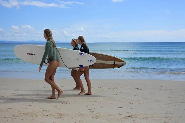 Byron Bay Nsw Apr 2023 Młode Dorosłe Australijki Surfują Plaży — Zdjęcie stockowe