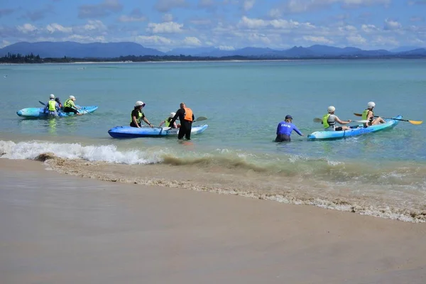 Byron Bay Nsw Apr 2023 오스트레일리아 사람들 바이런 해변에서 카약을 — 스톡 사진