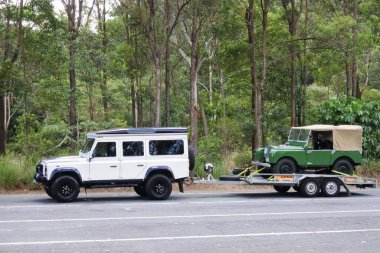 BYRON BAY, NSW - APR 02 2023: Defender 110 300tdi ilk Land Rover R01.Land Defender İngiliz yapımı araçlar dayanıklılık ve çok yönlülüğüyle dünya çapında ün kazandı.