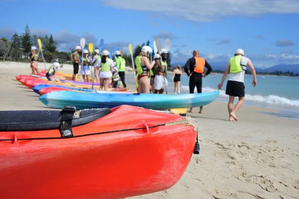 Gran Grupo Personas Preparándose Para Kayak Océano Pacífico Juntas —  Fotos de Stock
