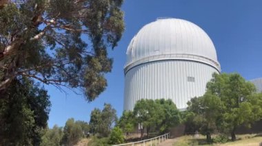 Yeni Güney Galler, Avustralya, Coonabarabran yakınlarındaki Siding Spring Observatory 'deki Anglo-Avustralya Teleskobu..