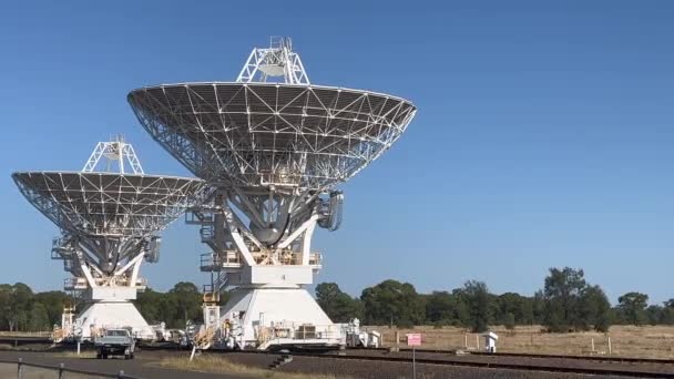 Duas Antenas Radiotelescópio Perto Narrabri Nsw Austrália Telescópio Compact Array — Vídeo de Stock