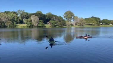 Avustralya 'daki Ross Nehri Queensland' da gölgede kayak yapan üst düzey Avustralyalı çift.. 