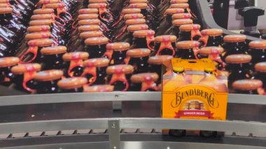 Bundaberg İçki Fabrikası 'nda konveyör bantlı şişeler. Avustralyalı aile şirketi, dünya çapında alkolsüz içecekler ihraç ediyor, en çok zencefilli biralarıyla tanınıyor..