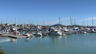 Yelkenli tekneleri Yeppoon Marina 'da demirlemiş. Oğlak Bölgesi 'nin başkenti olarak bilinen ve Keppel Adası Grubu ve Güney Büyük Set Resifi' ne açılan kapı..