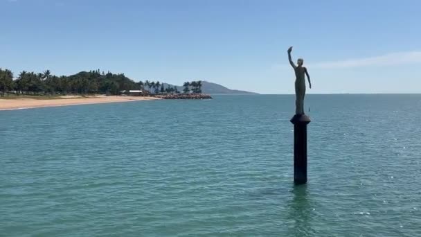 澳大利亚昆士兰州汤斯维尔的海洋警笛照明雕塑由Takoda Johnson设计 旨在启发珊瑚礁和海洋环境保护 — 图库视频影像